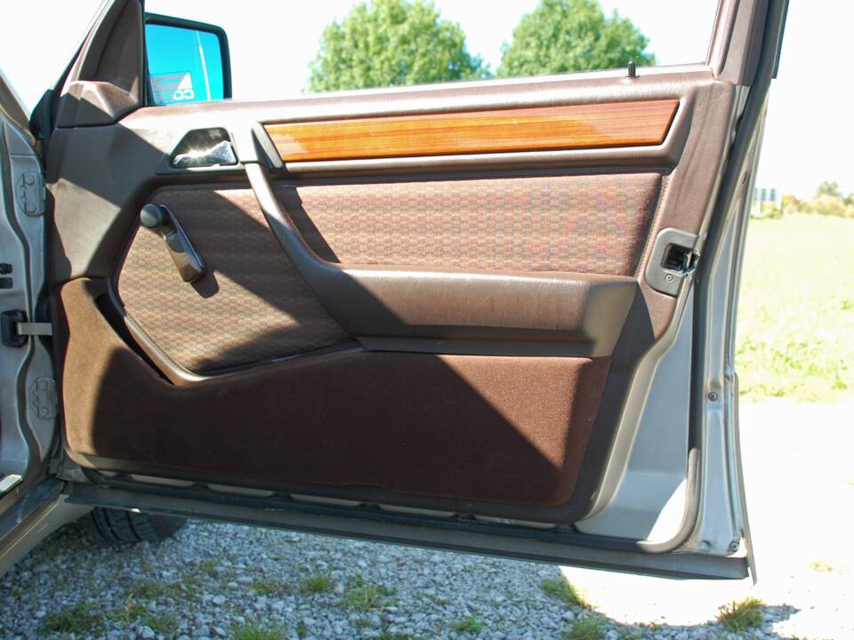 Image 19/34 of Mercedes-Benz 230 E (1992)