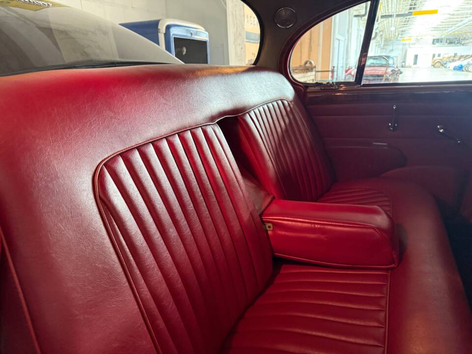 Image 14/22 of Jaguar 240 (1968)