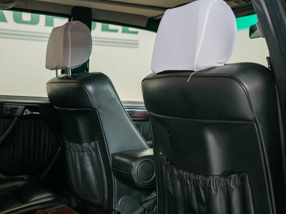 Image 28/32 of Mercedes-Benz 500 E (1992)