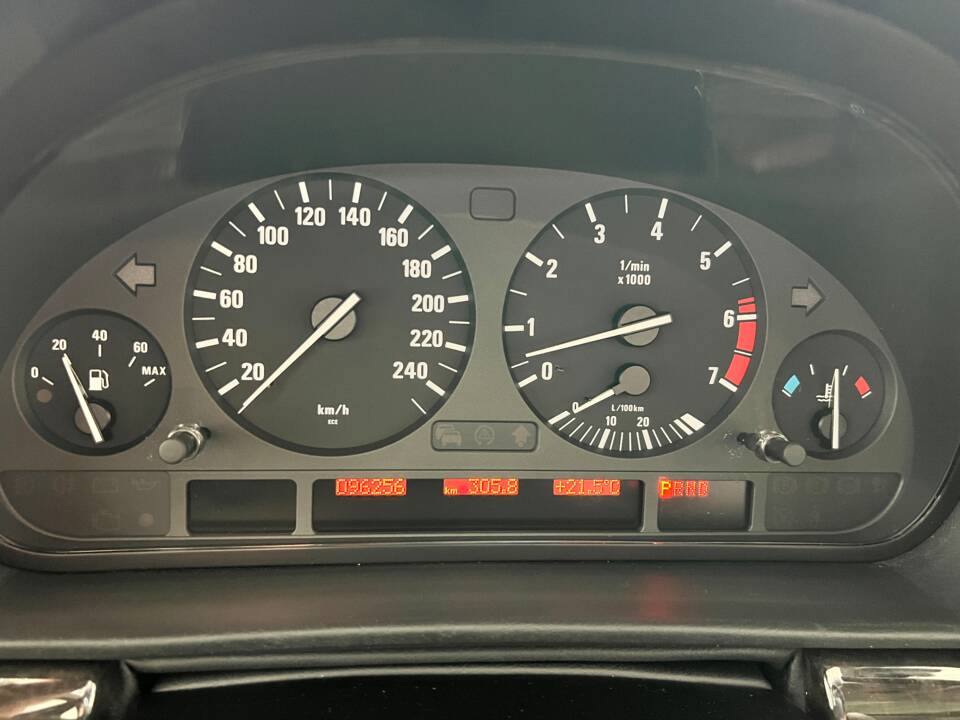 Immagine 14/48 di BMW 740i (2001)