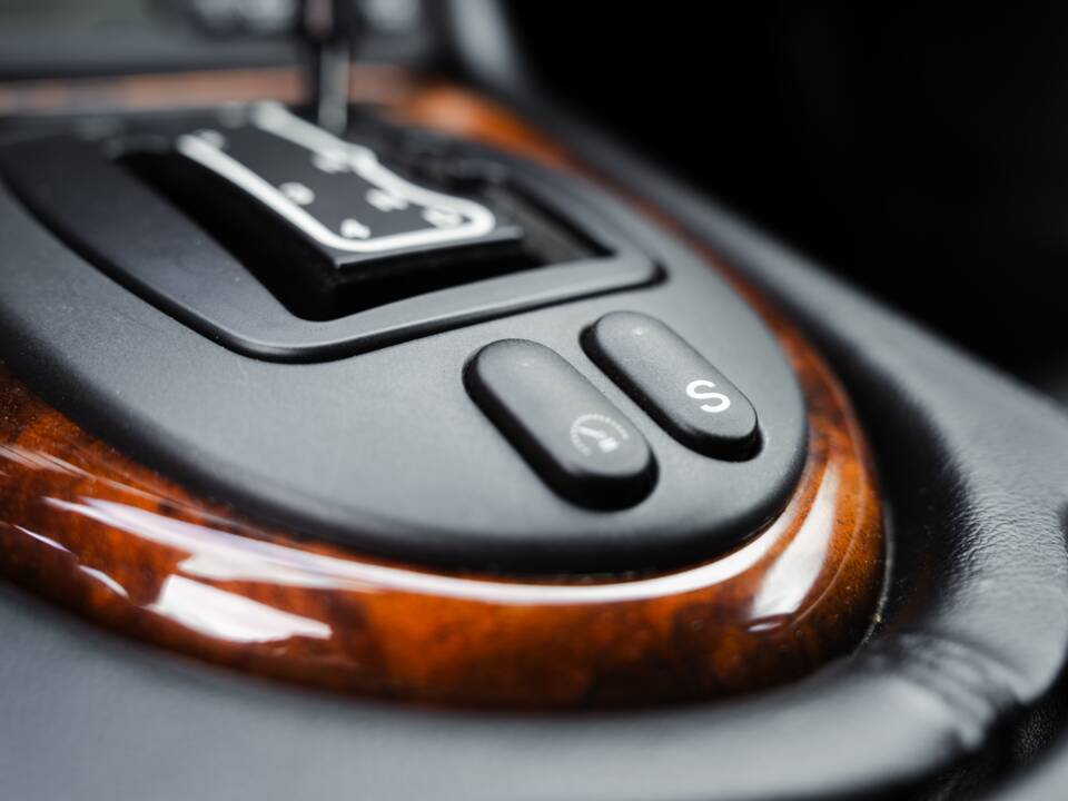 Image 29/42 of Jaguar XK8 4.0 (1999)