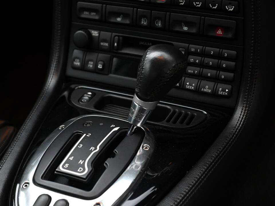 Image 17/26 de Jaguar XKR (2004)