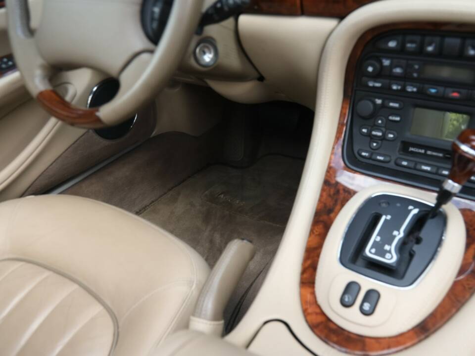 Bild 21/50 von Jaguar XJ 8 4.0 Executive (2001)