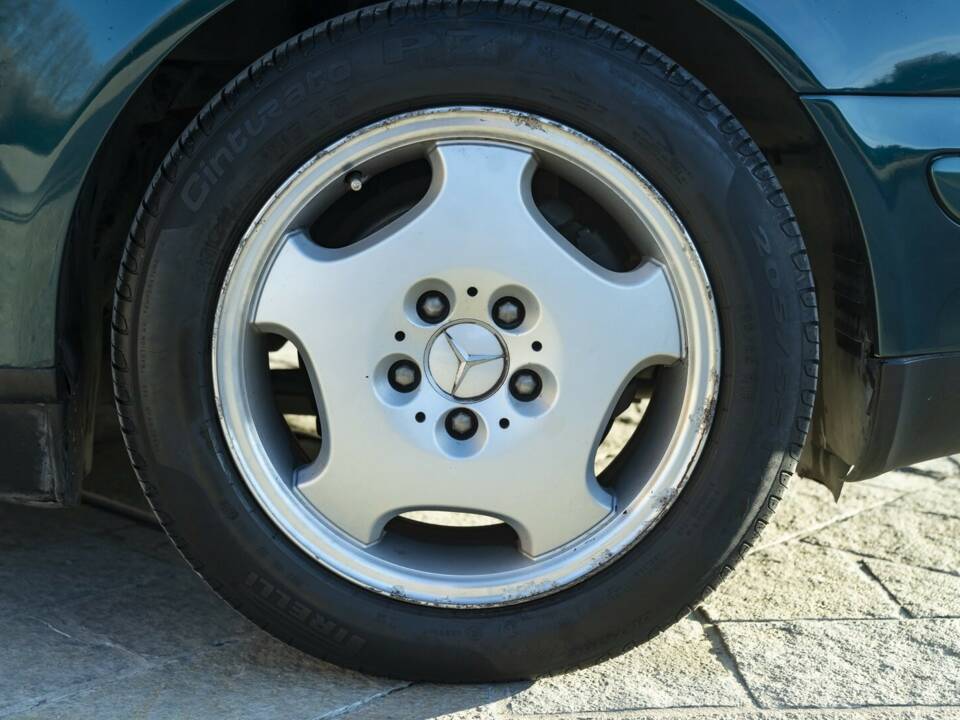 Image 22/50 of Mercedes-Benz CLK 200 (1997)