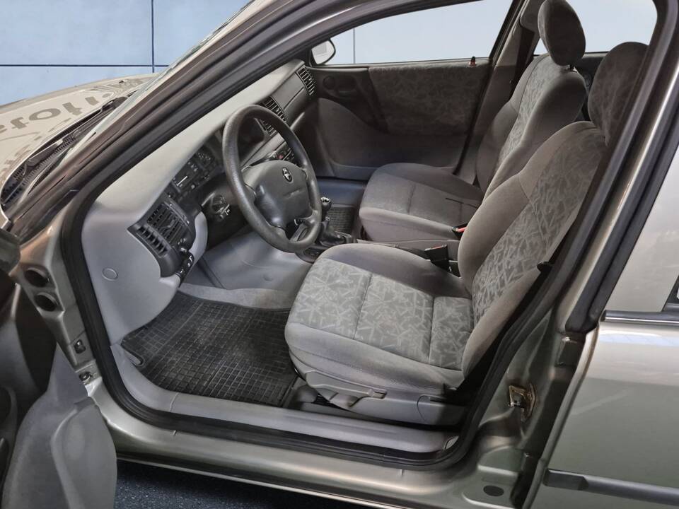Bild 10/14 von Opel Vectra 1,6 (1996)