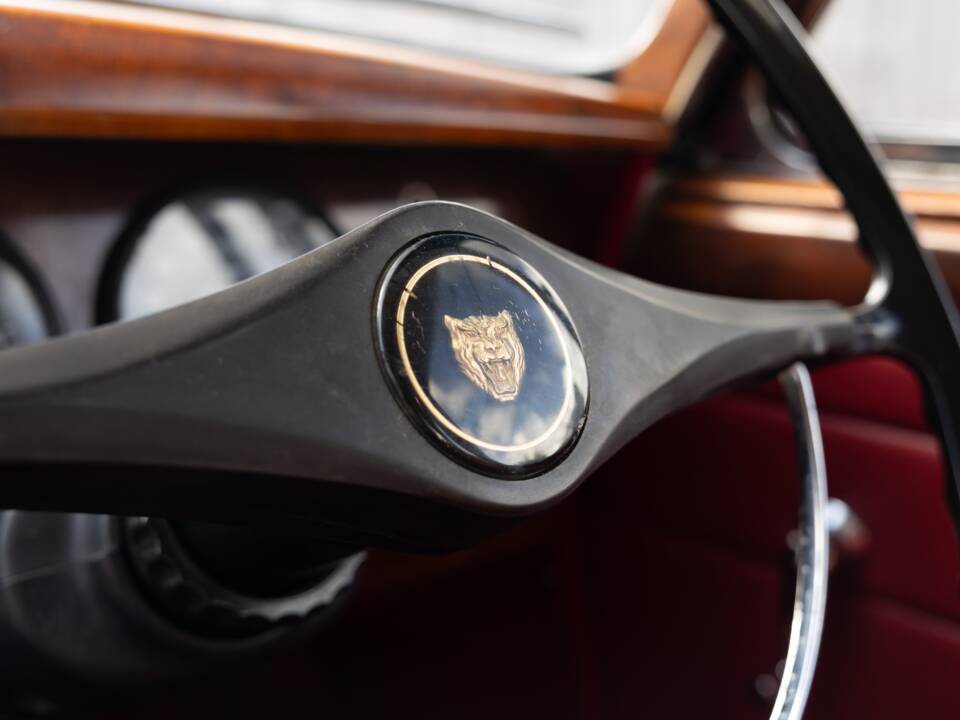 Image 33/50 of Jaguar Mk II 2.4 (1967)
