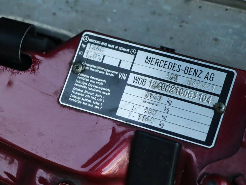 Image 24/50 of Mercedes-Benz E 220 (1994)