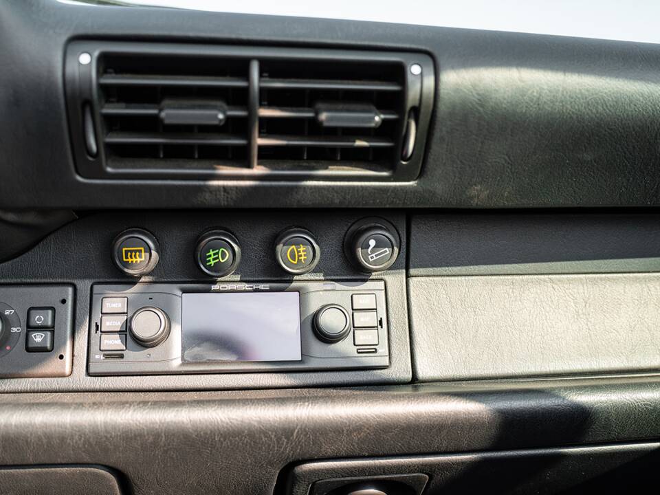 Image 35/48 of Porsche 911 Carrera 4 (1992)