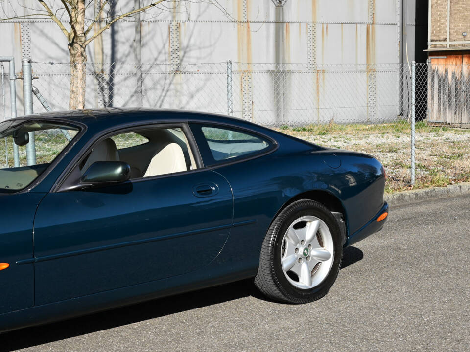 Image 8/23 of Jaguar XK8 4.0 (1998)