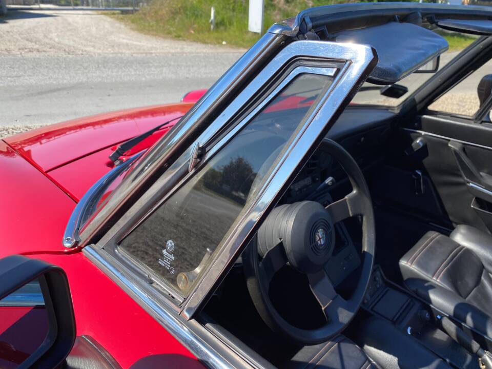 Image 16/56 of Alfa Romeo 2.0 Spider (1986)