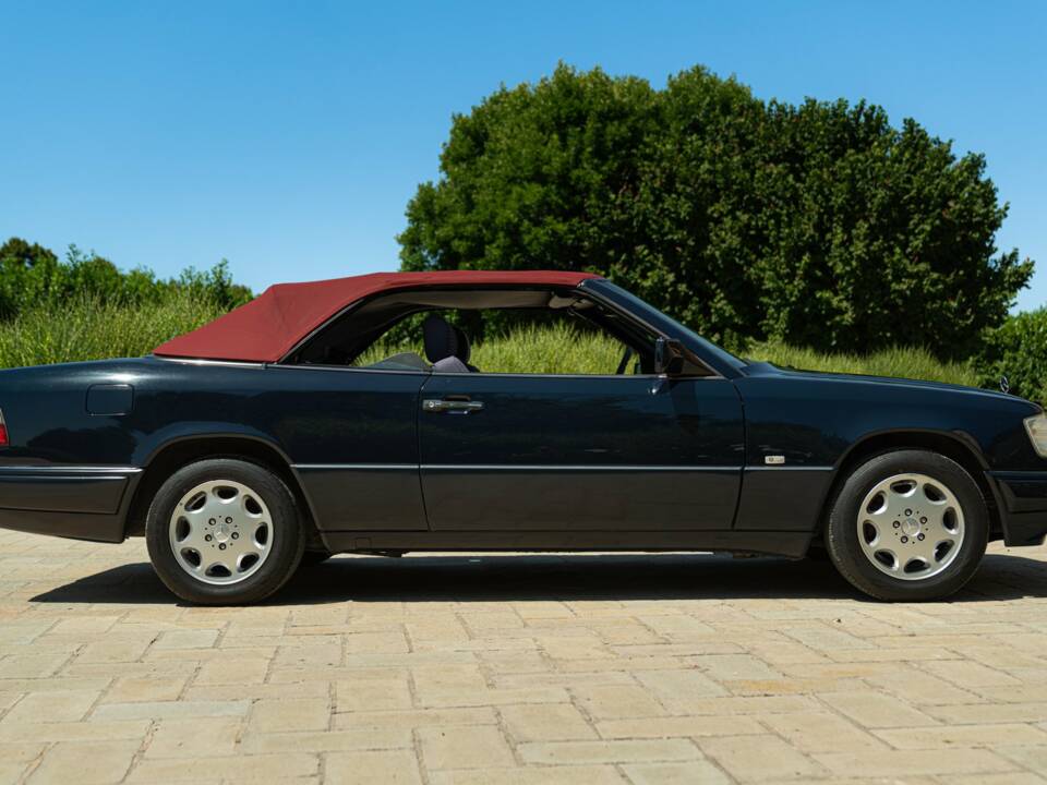 Image 10/50 de Mercedes-Benz 200 CE (1997)