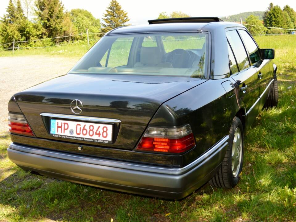 Image 45/46 of Mercedes-Benz E 420 (1994)