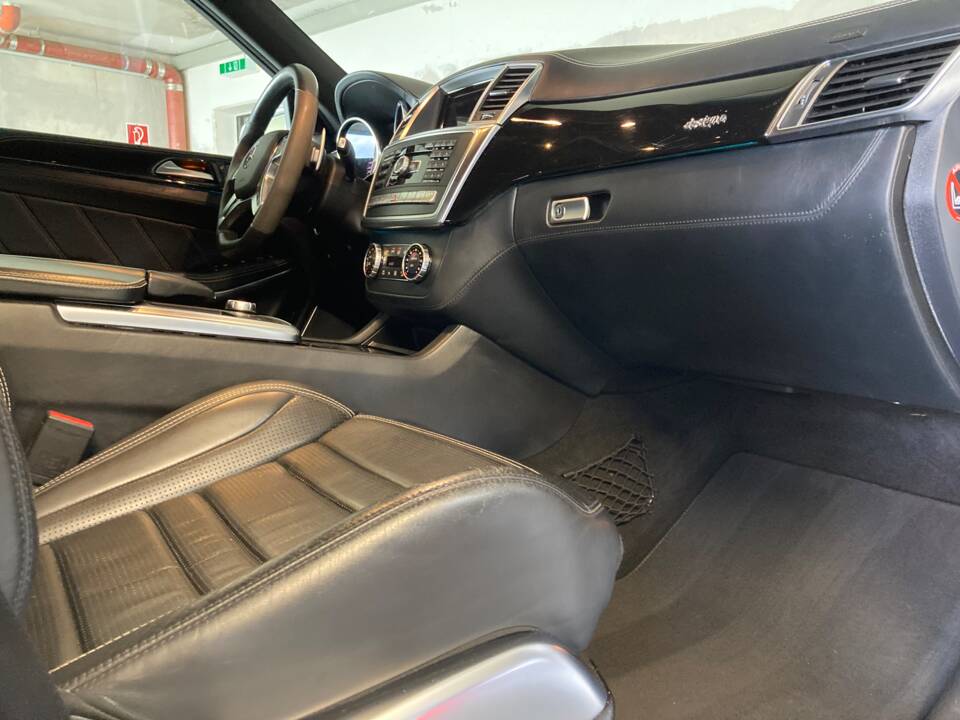 Image 11/14 of Mercedes-Benz GL 63 AMG (2015)