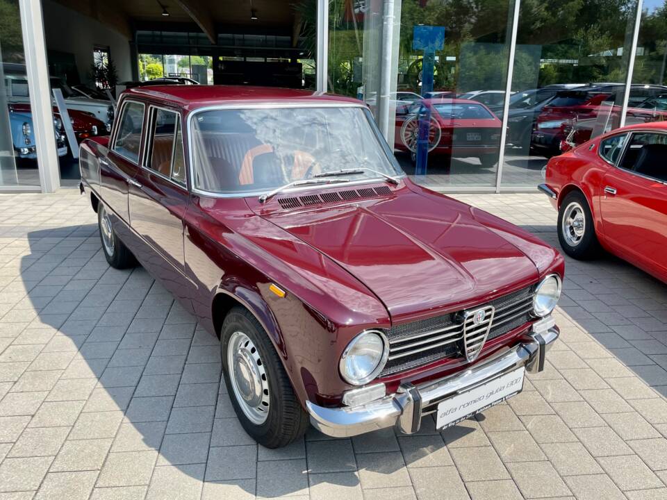 Image 8/23 of Alfa Romeo Giulia 1300 Super (1972)