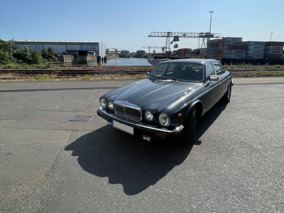 Image 4/8 of Daimler Double Six (1992)