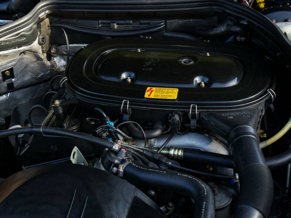 Image 48/50 of Mercedes-Benz 200 E (1992)