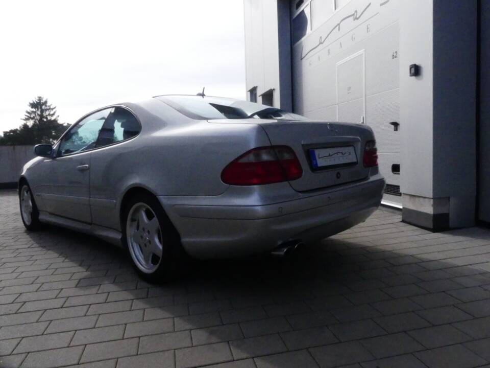 Imagen 11/47 de Mercedes-Benz CLK 55 AMG (2000)