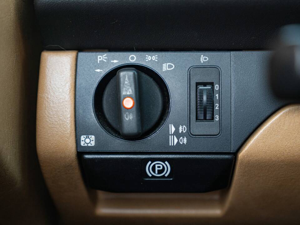 Image 34/46 de Mercedes-Benz 300 CE (1988)