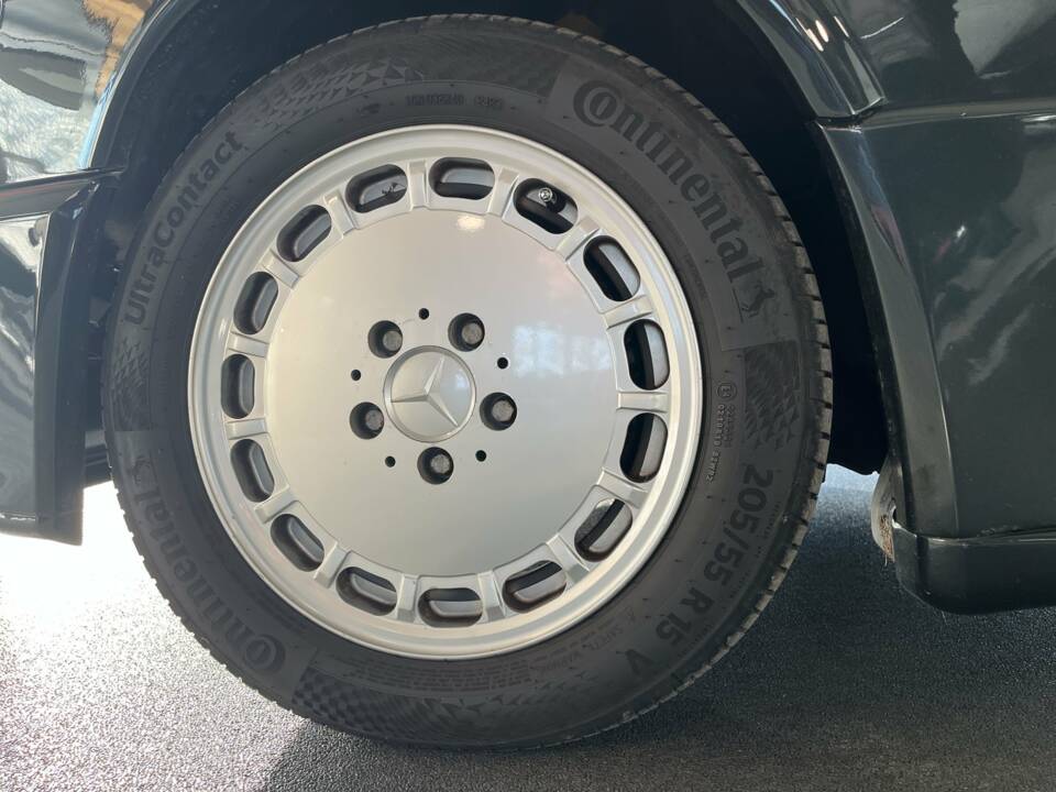 Bild 13/22 von Mercedes-Benz 190 E 2.5-16 (1990)