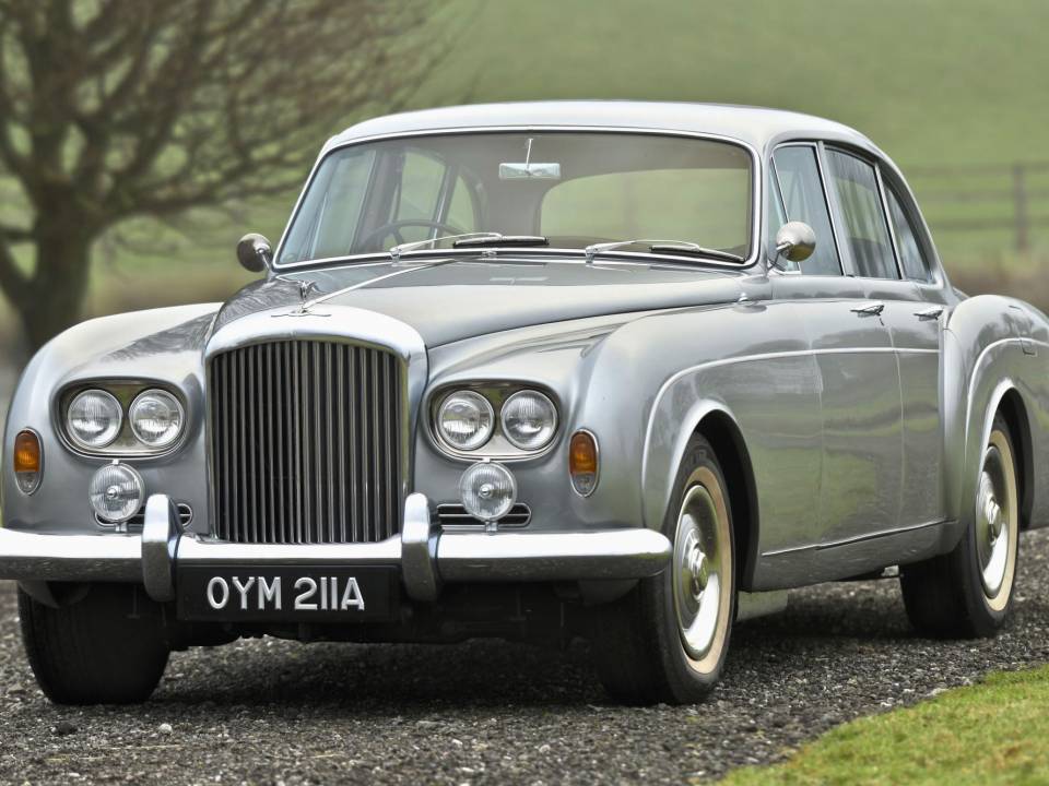 Image 4/50 of Bentley S 3 Continental Flying Spur (1963)