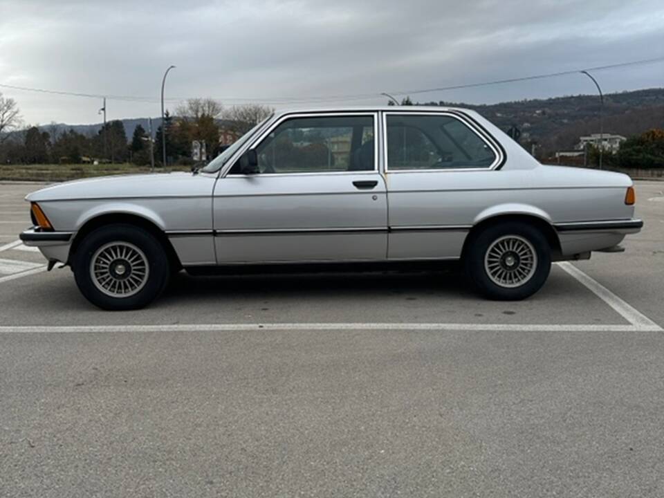 Image 3/9 of BMW 320 (1981)