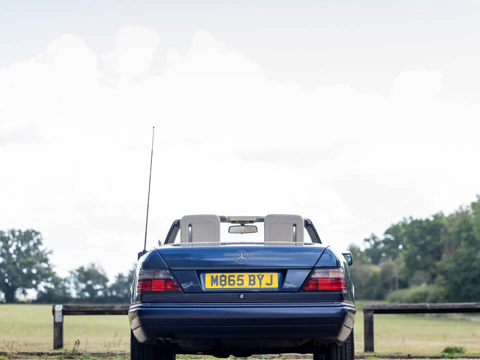 Bild 8/46 von Mercedes-Benz E 320 (1994)