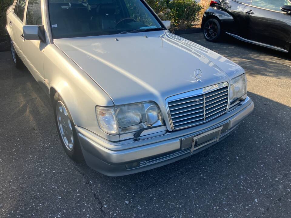 Immagine 4/44 di Mercedes-Benz E 500 (1993)