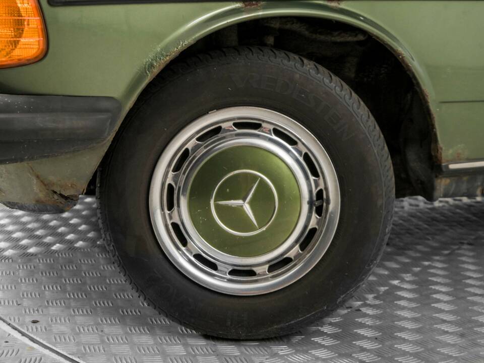 Afbeelding 4/50 van Mercedes-Benz 200 T (1982)