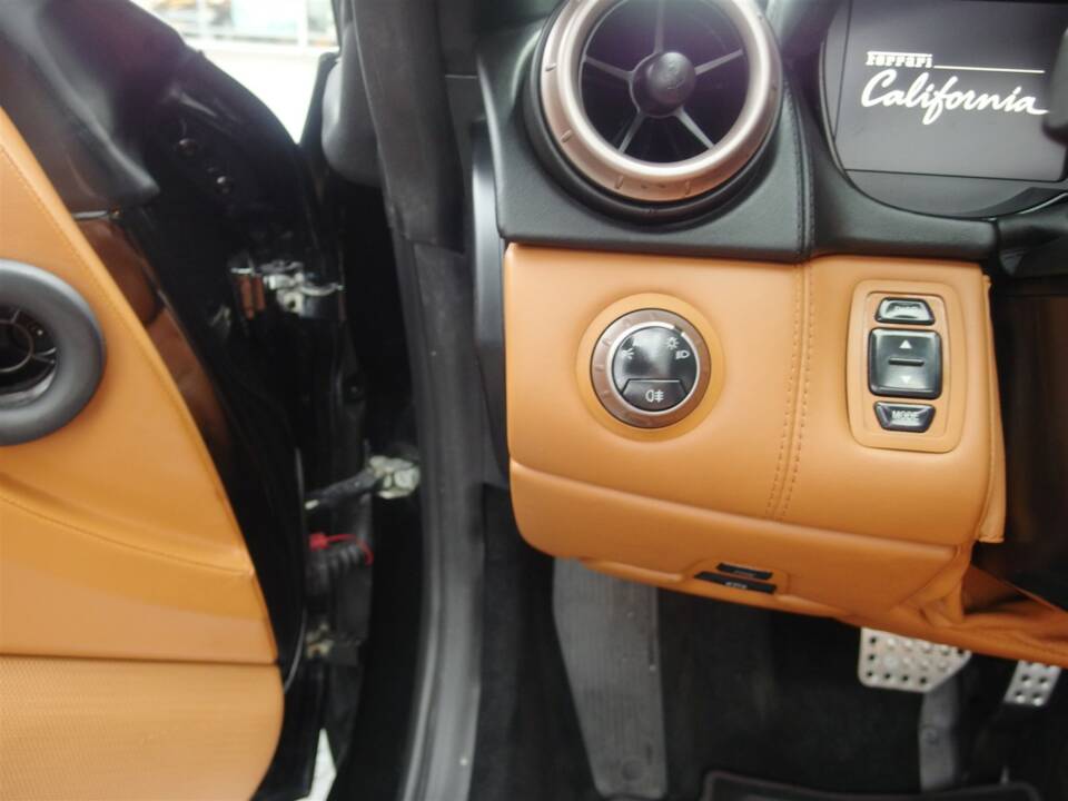 Image 62/99 of Ferrari California (2010)