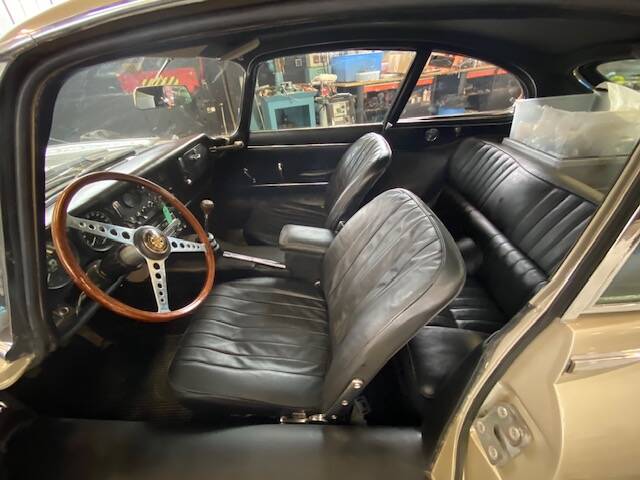 Bild 7/8 von Jaguar E-Type (2+2) (1966)