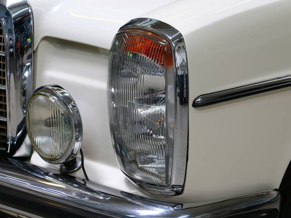 Image 4/15 of Mercedes-Benz 200 (1971)