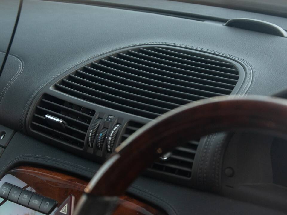 Image 15/50 of Mercedes-Benz CL 500 (2002)