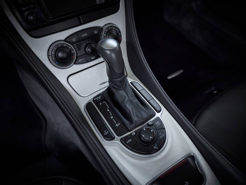 Image 63/99 de Mercedes-Benz SL 55 AMG (2005)