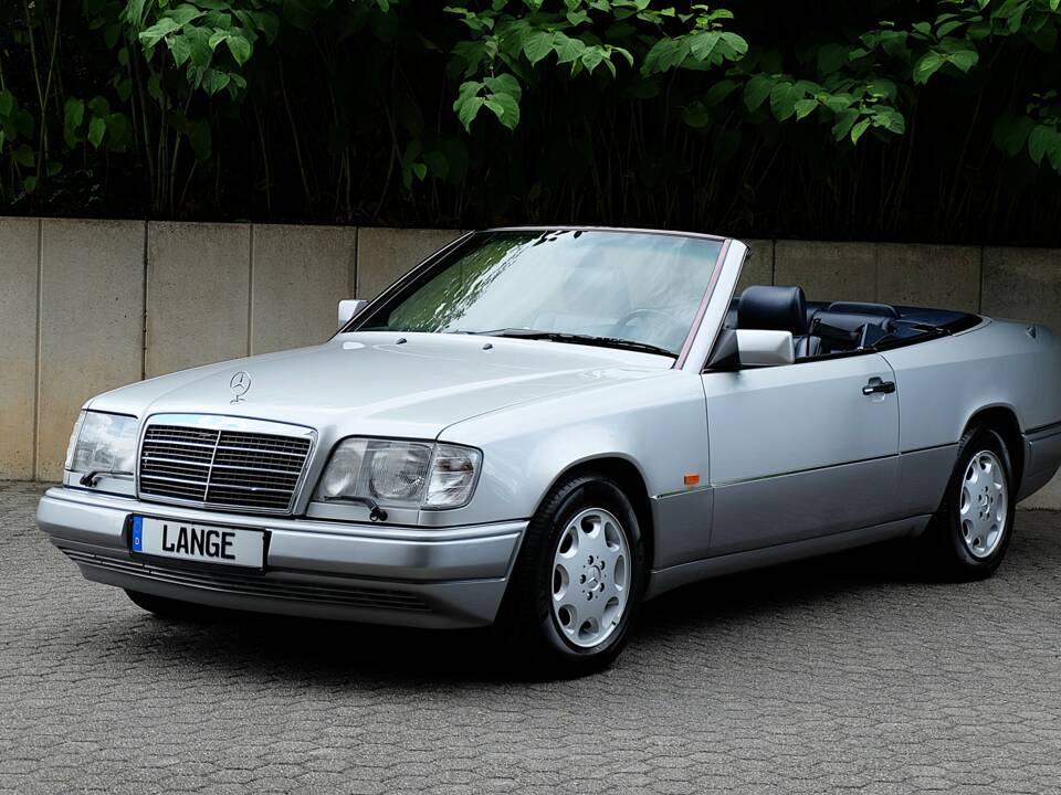 Image 4/69 of Mercedes-Benz E 320 (1994)