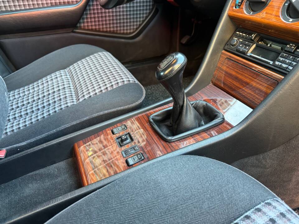 Immagine 56/75 di Mercedes-Benz 230 E (1992)