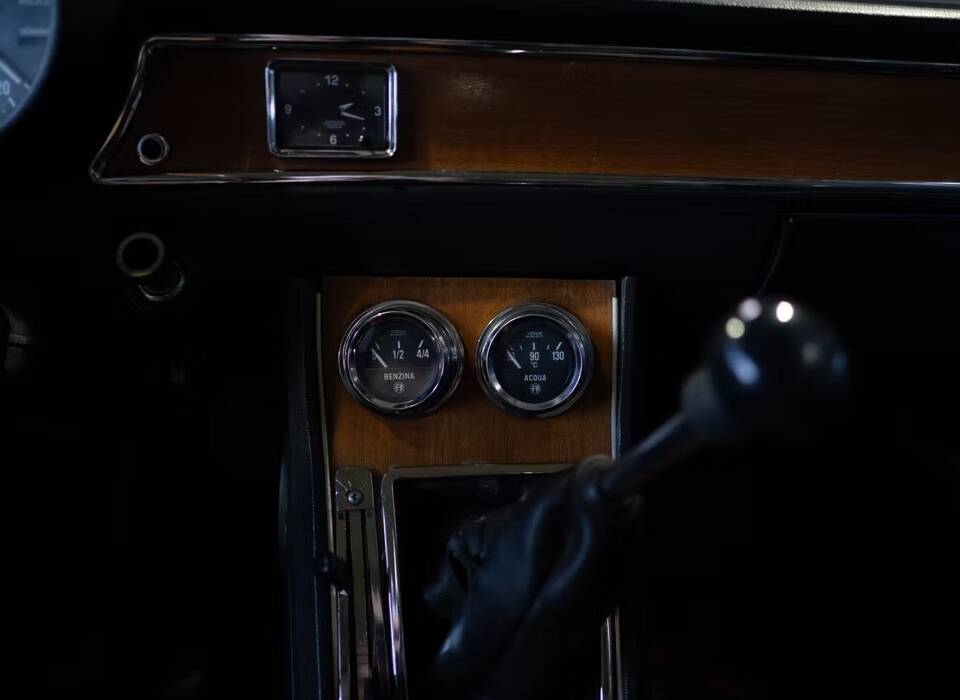 Image 23/27 of Alfa Romeo 1750 GT Veloce (1970)