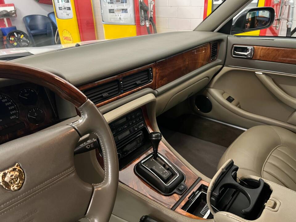 Image 9/15 of Jaguar XJ 6 4.0 Sovereign (1997)