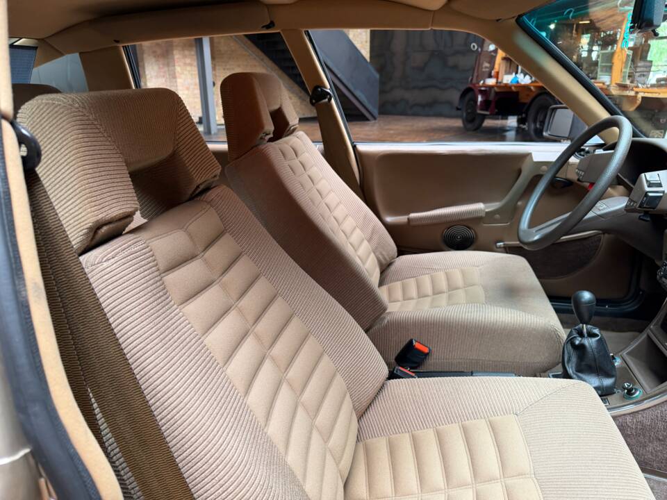 Image 30/43 de Citroën CX 25 GTi (1984)