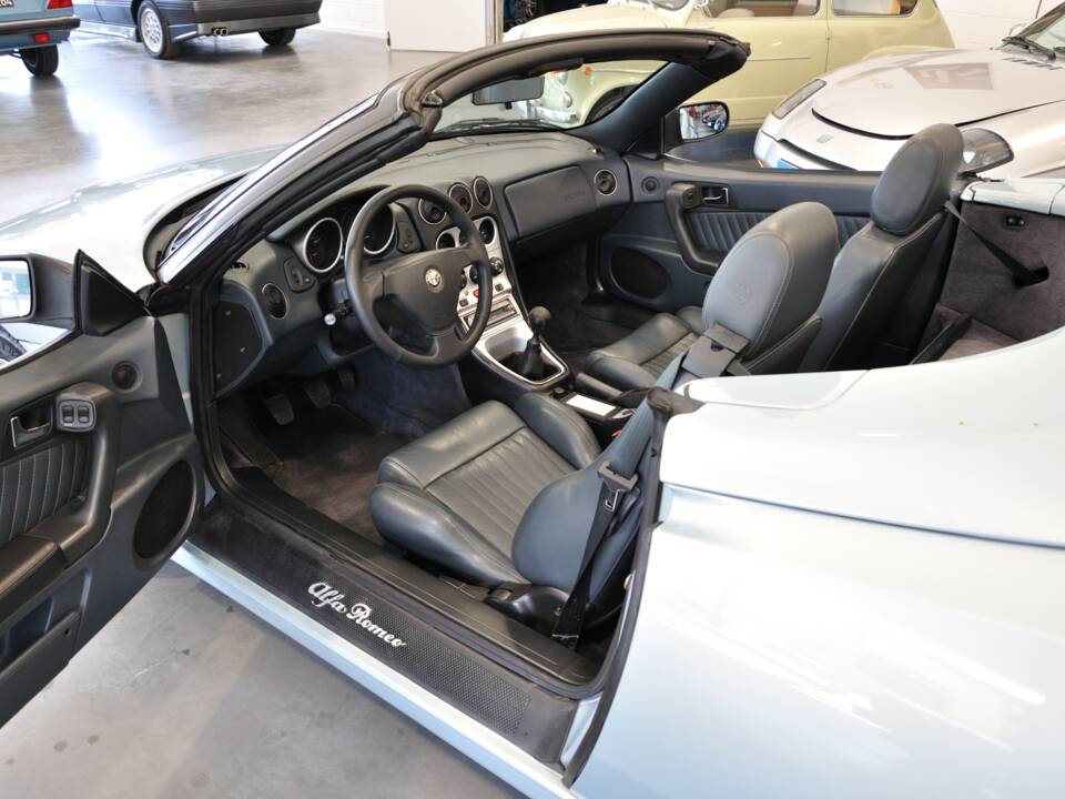 Immagine 15/41 di Alfa Romeo Spider 3.0 V6 12V (2000)