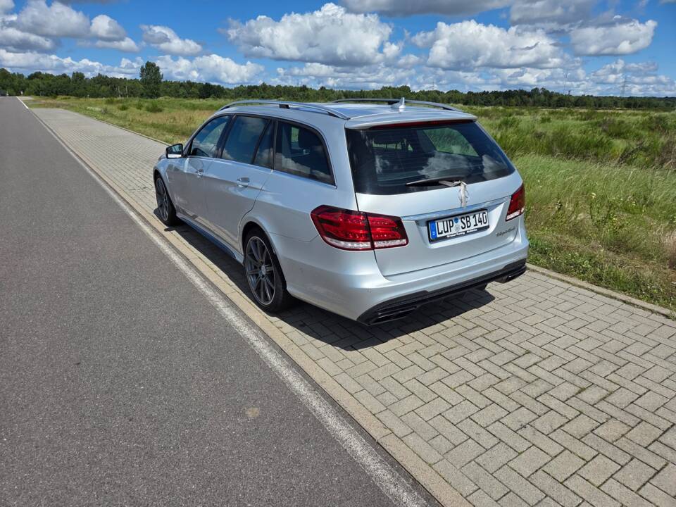 Immagine 2/11 di Mercedes-Benz E 63 S AMG 4MATIC T (2013)