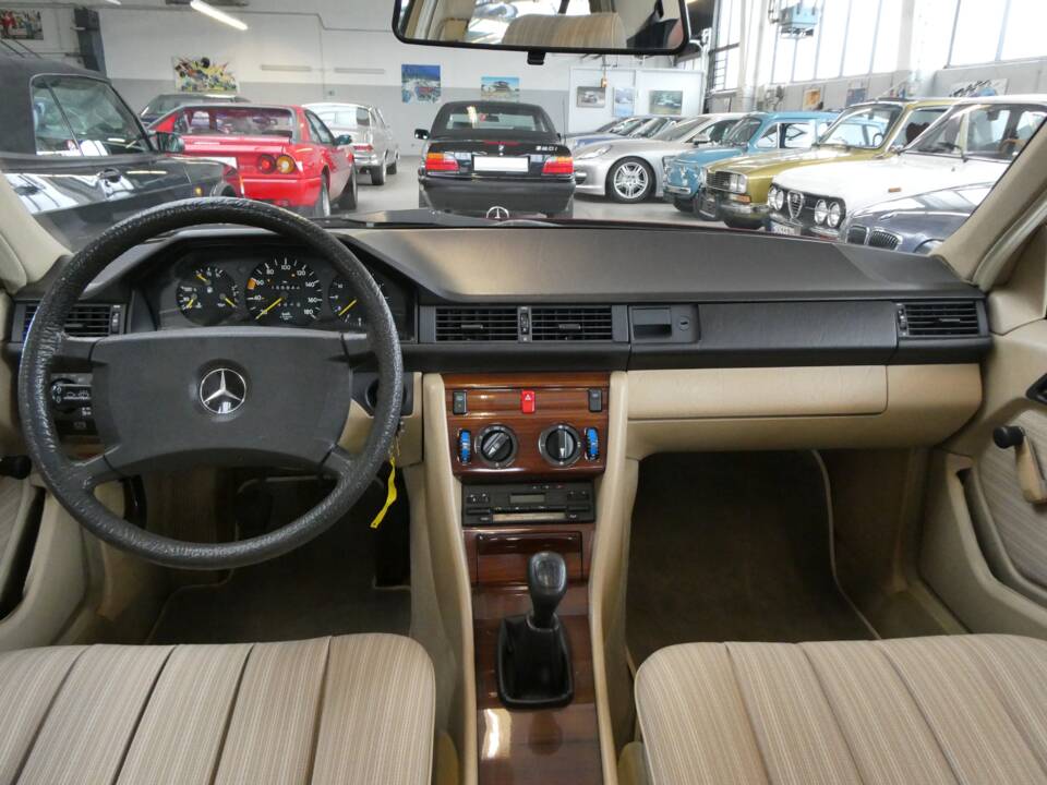 Immagine 37/42 di Mercedes-Benz 200 D (1987)