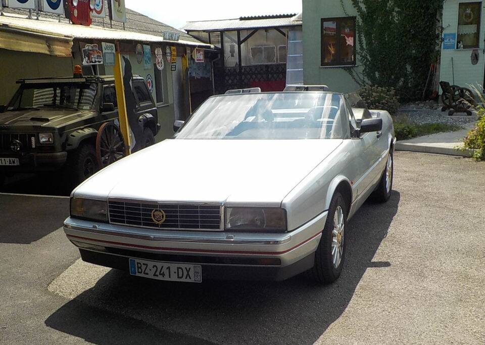 Image 3/8 de Cadillac Allanté (1990)