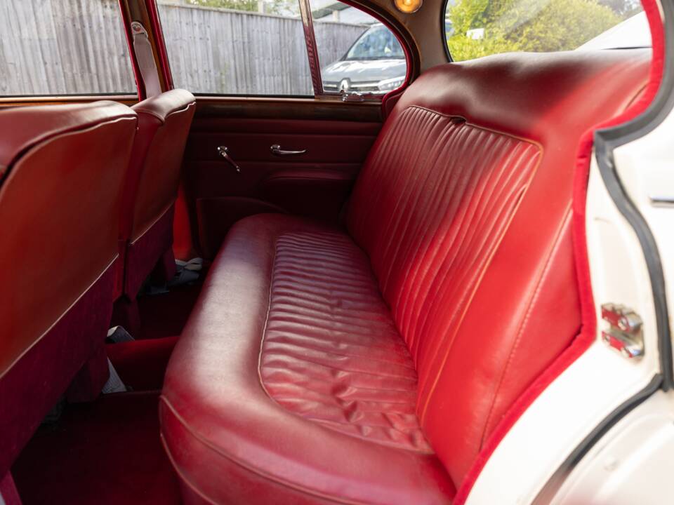 Image 47/50 of Jaguar Mk II 2.4 (1967)