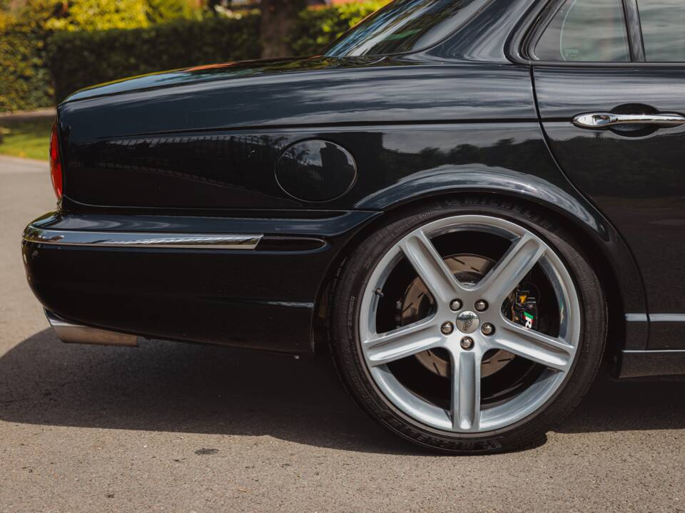 Image 40/48 of Jaguar XJR (2006)