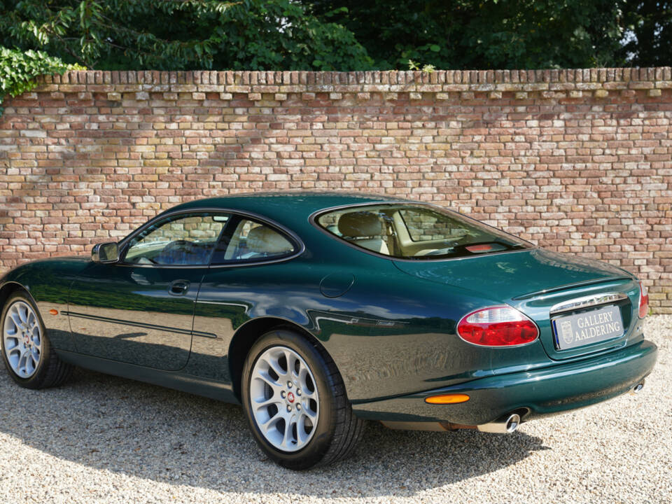 Image 18/50 of Jaguar XKR (2001)