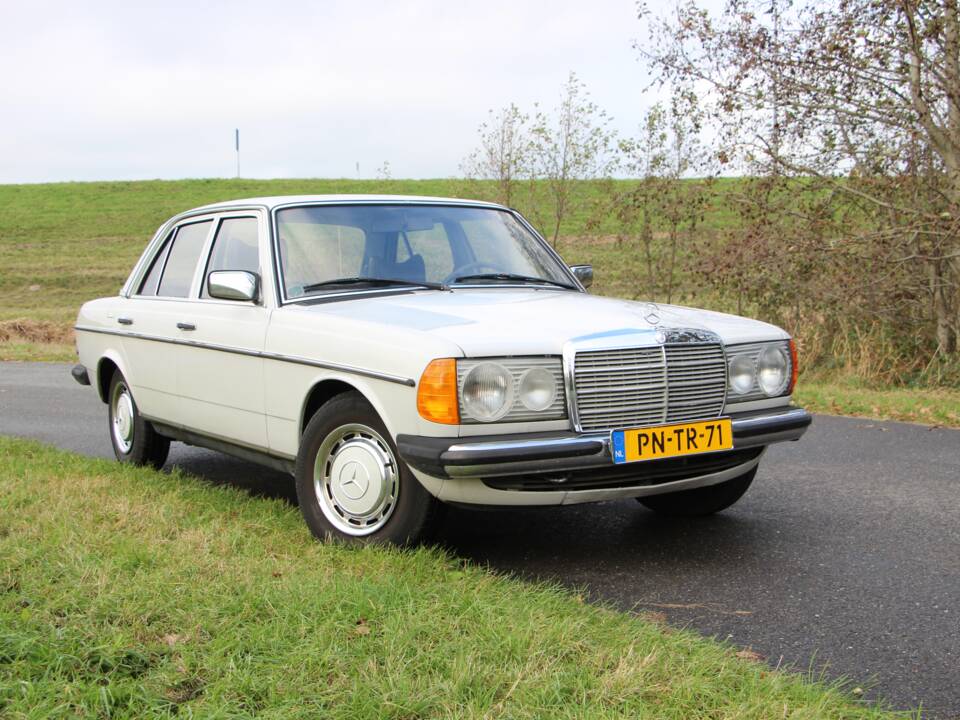 Image 1/22 of Mercedes-Benz 200 (1978)