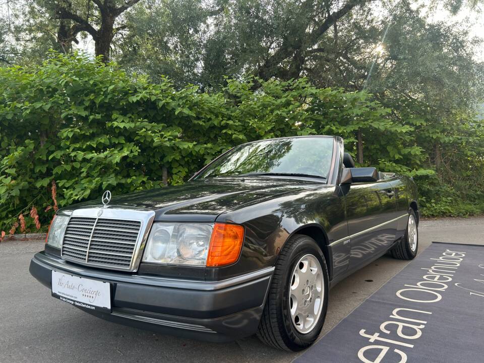 Image 1/47 of Mercedes-Benz 300 CE-24 (1992)