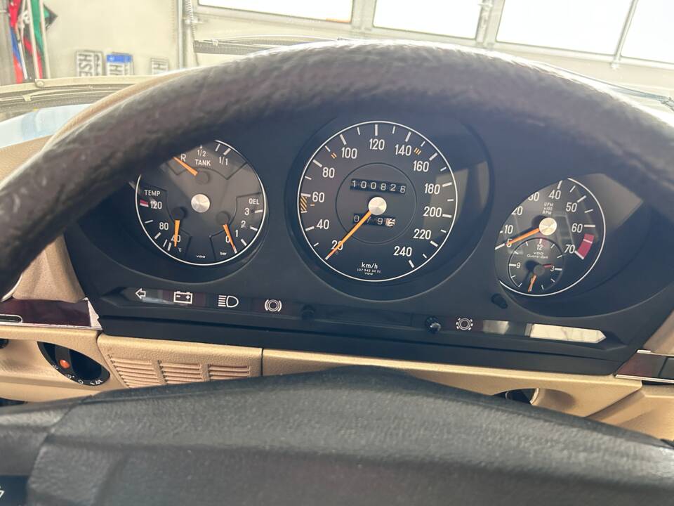 Image 15/39 de Mercedes-Benz 350 SLC (1978)