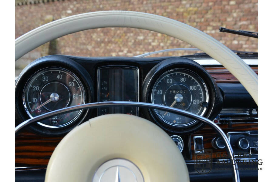 Image 35/50 of Mercedes-Benz 280 SE 3,5 (1971)