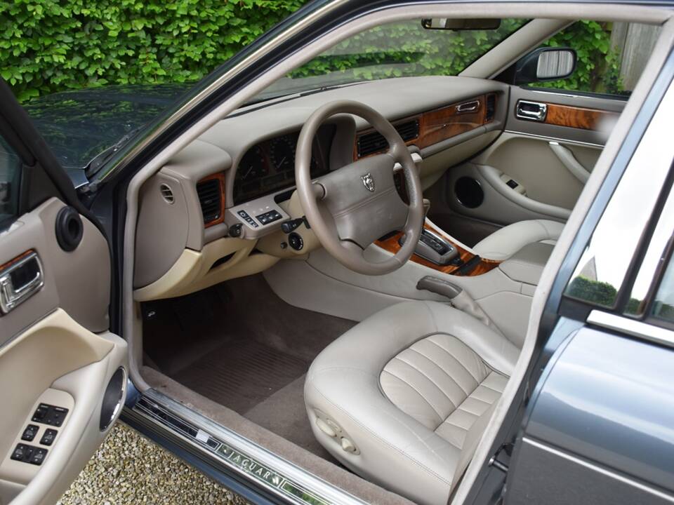 Image 20/40 of Jaguar XJ 6 4.0 Sovereign (1995)